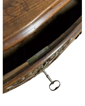 Le village de 58 brocanteurs - Importante commode Lyonnaise galbée époque Louis XV en noyer