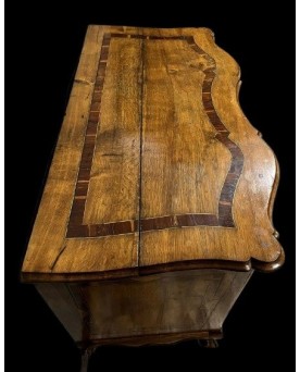 Le village de 58 brocanteurs - Commode Arbalète époque Louis XV en marqueterie de bois nobles époque XVIIIeme