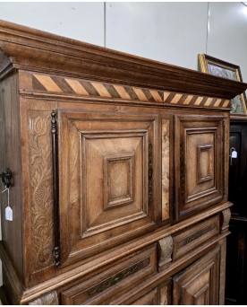 Le village de 58 brocanteurs - Buffet cabinet dit montbelliard époque XVIIIeme en chéne sculpté