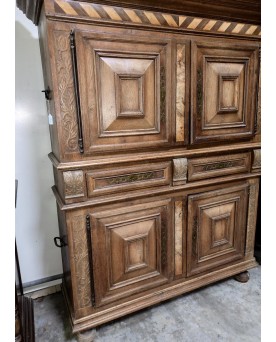 Le village de 58 brocanteurs - Buffet cabinet dit montbelliard époque XVIIIeme en chéne sculpté