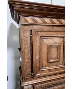 Le village de 58 brocanteurs - Buffet cabinet dit montbelliard époque XVIIIeme en chéne sculpté