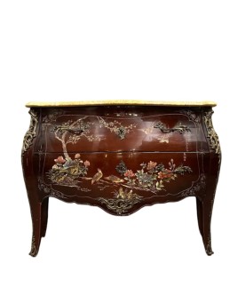 Le village de 58 brocanteurs - Commode sauteuse galbée en laque à décor japonisant
