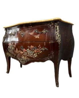 Le village de 58 brocanteurs - Commode sauteuse galbée en laque à décor japonisant