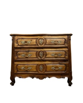 Le village de 58 brocanteurs -  Commode Lyonnaise galbée époque louis XV en noyer