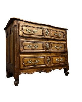 Le village de 58 brocanteurs -  Commode Lyonnaise galbée époque louis XV en noyer