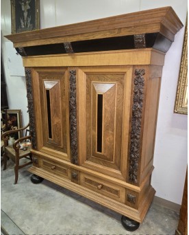 Le village de 58 brocanteurs - Armoire Hollandaise a coussins de style Renaissance en bois massif