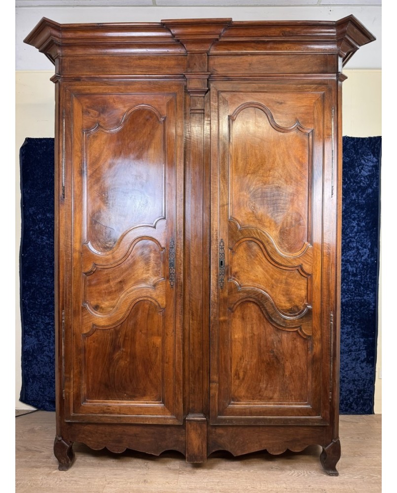 Le village de 58 brocanteurs - Armoire époque Louis XV En Noyer Massif Vers 1750