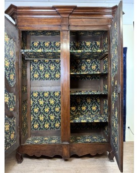 Le village de 58 brocanteurs - Armoire époque Louis XV En Noyer Massif Vers 1750
