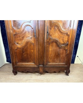 Le village de 58 brocanteurs - Armoire époque Louis XV En Noyer Massif Vers 1750