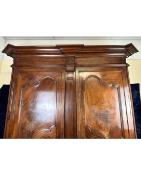 Le village de 58 brocanteurs - Armoire époque Louis XV En Noyer Massif Vers 1750