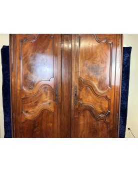 Le village de 58 brocanteurs - Armoire époque Louis XV En Noyer Massif Vers 1750