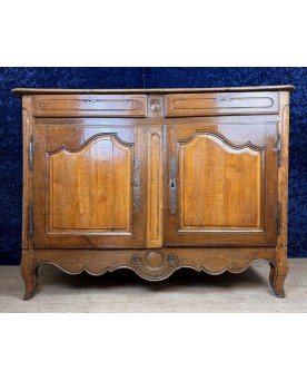 Le village de 58 brocanteurs - Buffet Rustique époque Louis XV En Noyer Massif Et Chêne Vers 1750