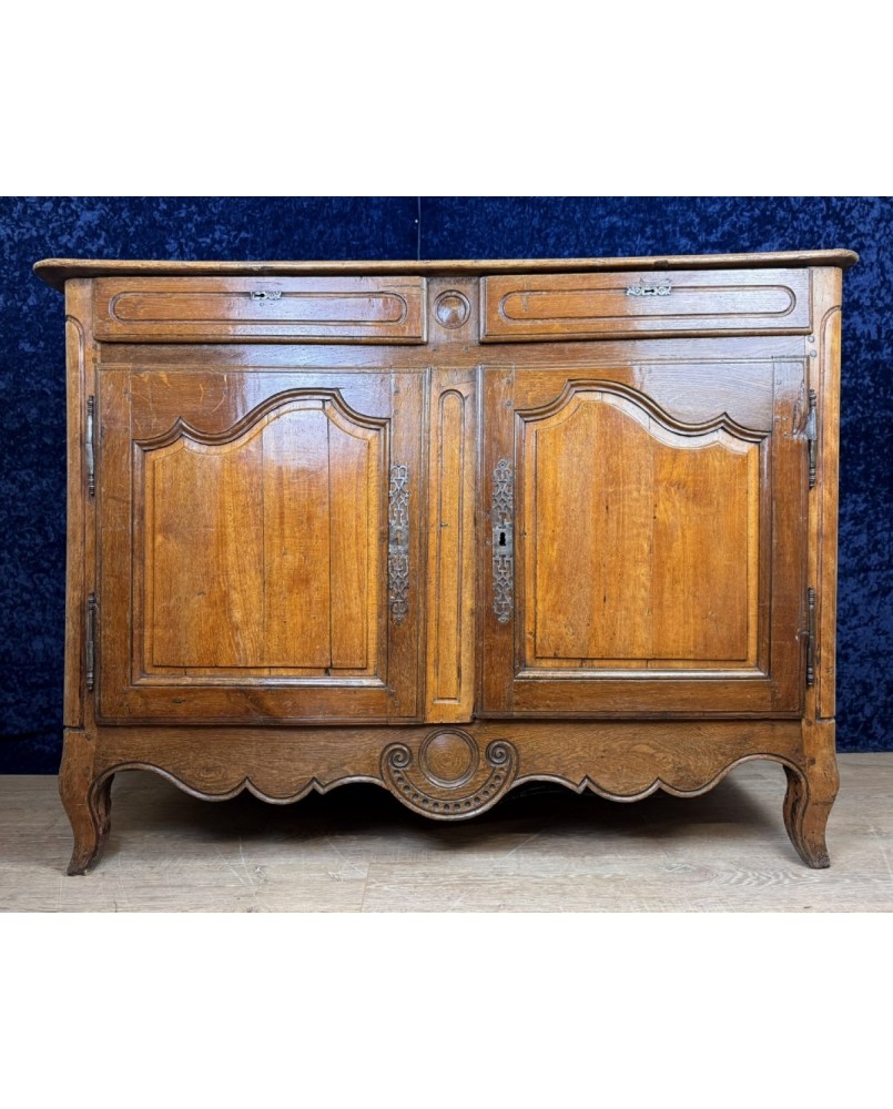 Le village de 58 brocanteurs - Buffet Rustique époque Louis XV En Noyer Massif Et Chêne Vers 1750