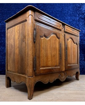 Le village de 58 brocanteurs - Buffet Rustique époque Louis XV En Noyer Massif Et Chêne Vers 1750