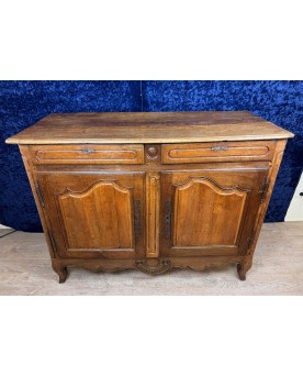 Le village de 58 brocanteurs - Buffet Rustique époque Louis XV En Noyer Massif Et Chêne Vers 1750