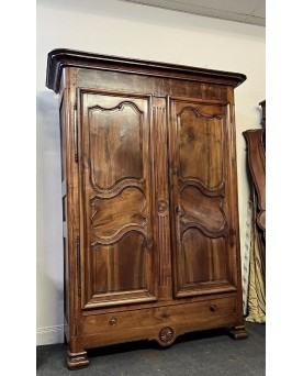 Le village de 58 brocanteurs -  Armoire époque Transition Louis XV - Louis XVI En Noyer