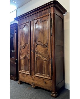 Le village de 58 brocanteurs -  Armoire époque Transition Louis XV - Louis XVI En Noyer