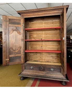 Le village de 58 brocanteurs -  Armoire époque Louis XIII En Chêne Sculpté