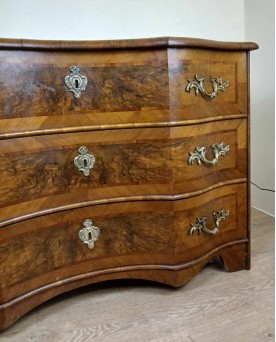 Le village de 58 brocanteurs -  Commode Arbalette En Marqueterie époque XVIIIeme