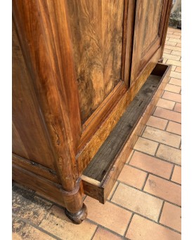 Le village de 58 brocanteurs -  Importante Armoire Bourguignonne époque Louis Philippe En Noyer