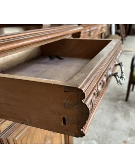 Le village de 58 brocanteurs -  Buffet Style Louis XVI En Noyer Sculpté