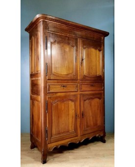 Le village de 58 brocanteurs -  Armoire A Quatre Vantaux époque Louis XV En Noyer