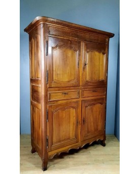 Le village de 58 brocanteurs -  Armoire A Quatre Vantaux époque Louis XV En Noyer