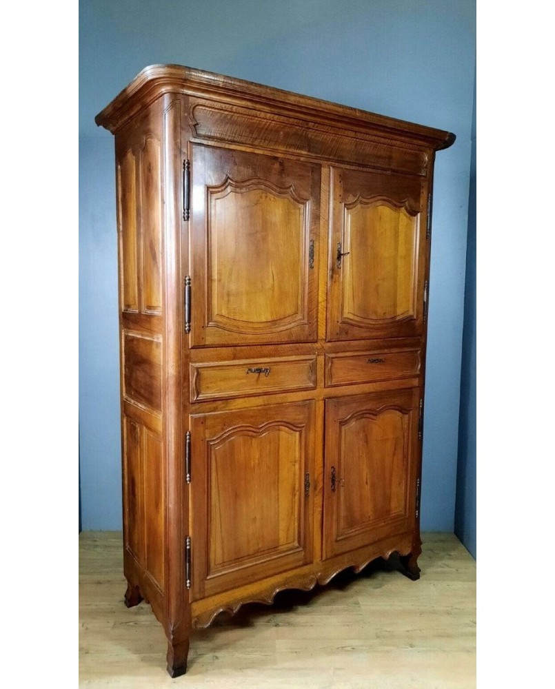 Le village de 58 brocanteurs -  Armoire A Quatre Vantaux époque Louis XV En Noyer