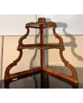 Le village de 58 brocanteurs - Encoignure galbée style Louis XIV en bois de rose et marquéterie