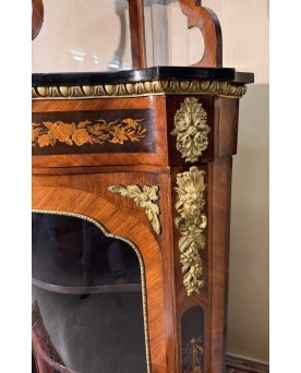 Le village de 58 brocanteurs - Encoignure galbée style Louis XIV en bois de rose et marquéterie