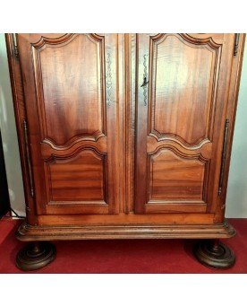 Le village de 58 brocanteurs -  Armoire Bourguignonne époque Louis XIII En Noyer Massif