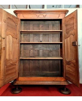 Le village de 58 brocanteurs -  Armoire Bourguignonne époque Louis XIII En Noyer Massif