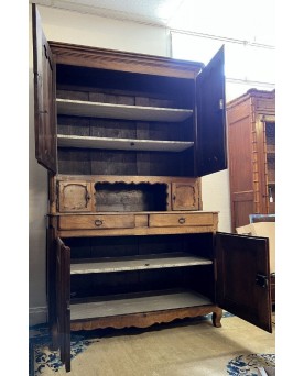 Le village de 58 brocanteurs -  Buffet époque Louis XV En Noyer Massif