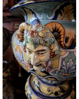 Le village de 58 brocanteurs -  Nevers Montagnon : paire de colonnes avec leurs vasques décors a l'antique