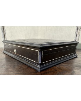 Le village de 58 brocanteurs -  Coffret en ébène et acajou avec incrustations de matiére noble époque Napoléon III