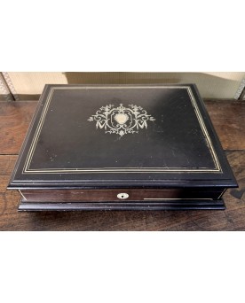 Le village de 58 brocanteurs -  Coffret en ébène et acajou avec incrustations de matiére noble époque Napoléon III