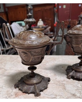 Le village de 58 brocanteurs -  Paire de cassolettes en bronze époque XIXeme