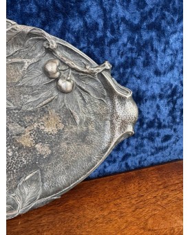 Le village de 58 brocanteurs -  Important Vide Poche Aux Oiseaux Et Aux Cerises En Bronze Argenté époque Art Nouveau