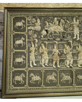 Le village de 58 brocanteurs - Grande broderie au fil d'or de la fin du XIXe siècle représentant des personnages et animaux