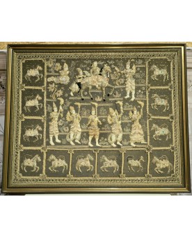 Le village de 58 brocanteurs - Grande broderie au fil d'or de la fin du XIXe siècle représentant des personnages et animaux