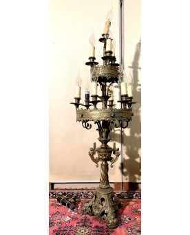 Le village de 58 brocanteurs - Grand chandelier d'église de style néo gothique en bronze et laiton doré