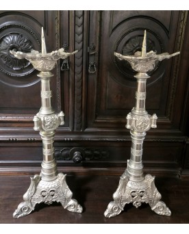 Le village de 58 brocanteurs - grande paire de piques ciérges en bronze argenté époque XIXeme