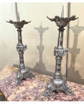 Le village de 58 brocanteurs - grande paire de piques ciérges en bronze argenté époque XIXeme