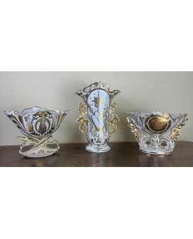 Le village de 58 brocanteurs -Vieux Paris : Trois Vases d'Autel En Porcelaine