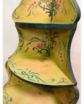 Le village de 58 brocanteurs - Encoignure galbée style Louis XV Venitienne en bois laqué