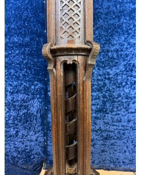 Le village de 58 brocanteurs - Piédestal / Départ D’escalier : Colonne époque 18eme Avec Une Vis Sans Fin A L’intérieur