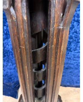 Le village de 58 brocanteurs - Piédestal / Départ D’escalier : Colonne époque 18eme Avec Une Vis Sans Fin A L’intérieur
