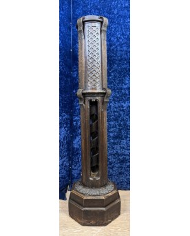 Le village de 58 brocanteurs - Piédestal / Départ D’escalier : Colonne époque 18eme Avec Une Vis Sans Fin A L’intérieur
