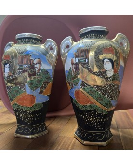 Le village de 58 brocanteurs -Japon fin XIXeme : paire de vases en faience de Satsuma