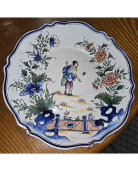 Le village de 58 brocanteurs -Plat en céramique a décors au Chinois